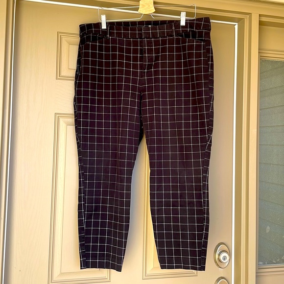 OLD NAVY High Waisted Pixie Pants in Windowpane Print with Secret Slim Pockets - Picture 3 of 11